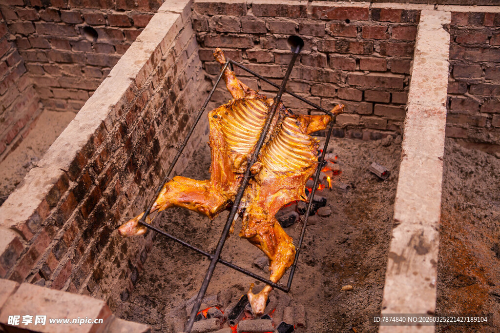 铁丝网上的烤全羊