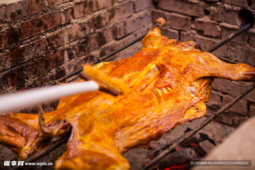 烤架上的美味烤全羊