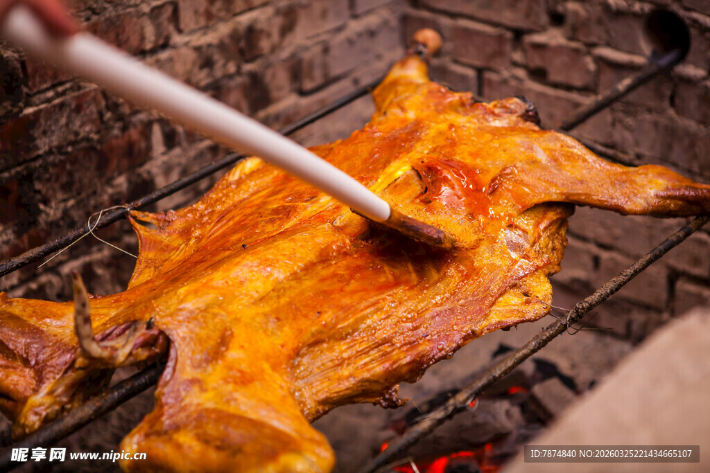炭火烤制美味金黄烤全羊
