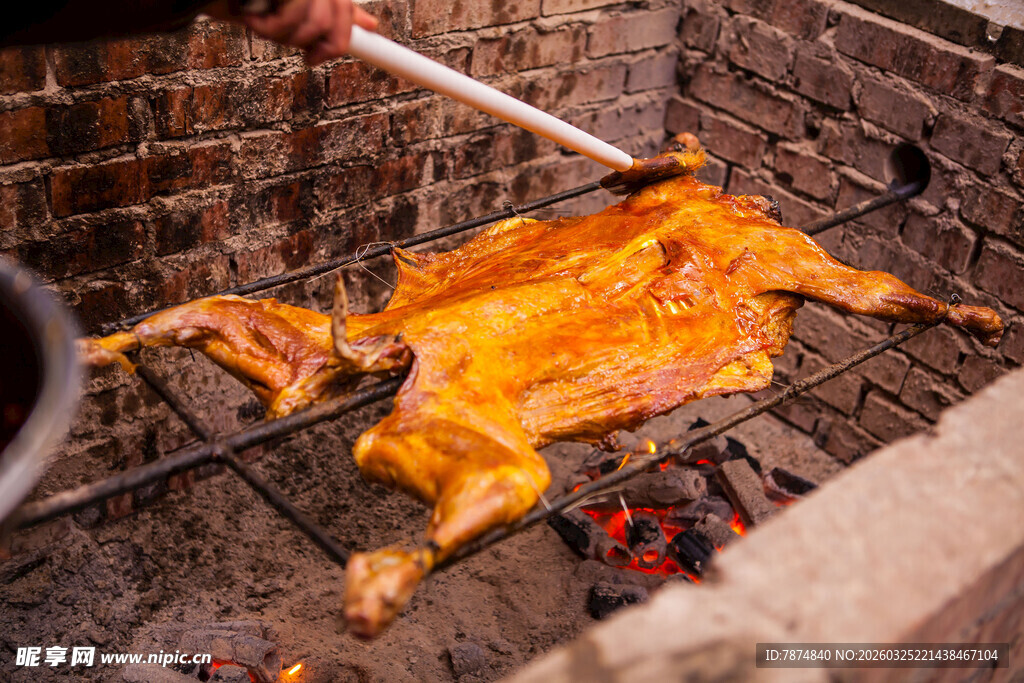 炭火上的美味烤全羊
