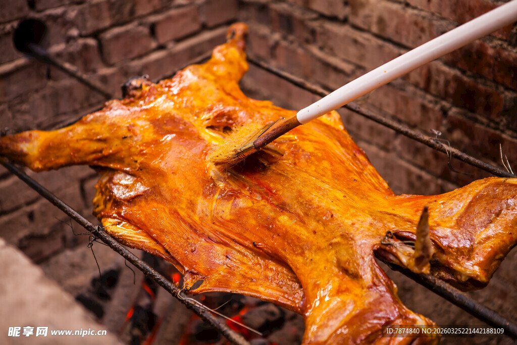 炭火烤制的美味金黄烤全羊