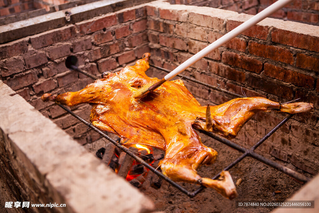 砖砌烤架上的美味烤全羊
