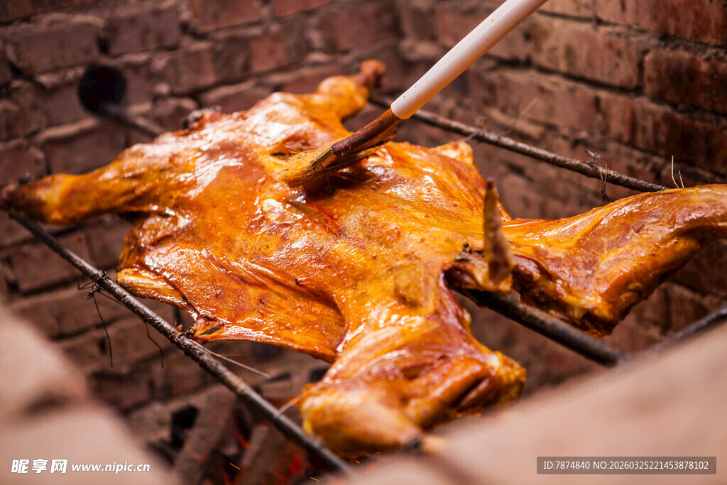烤架上的美味烤全羊