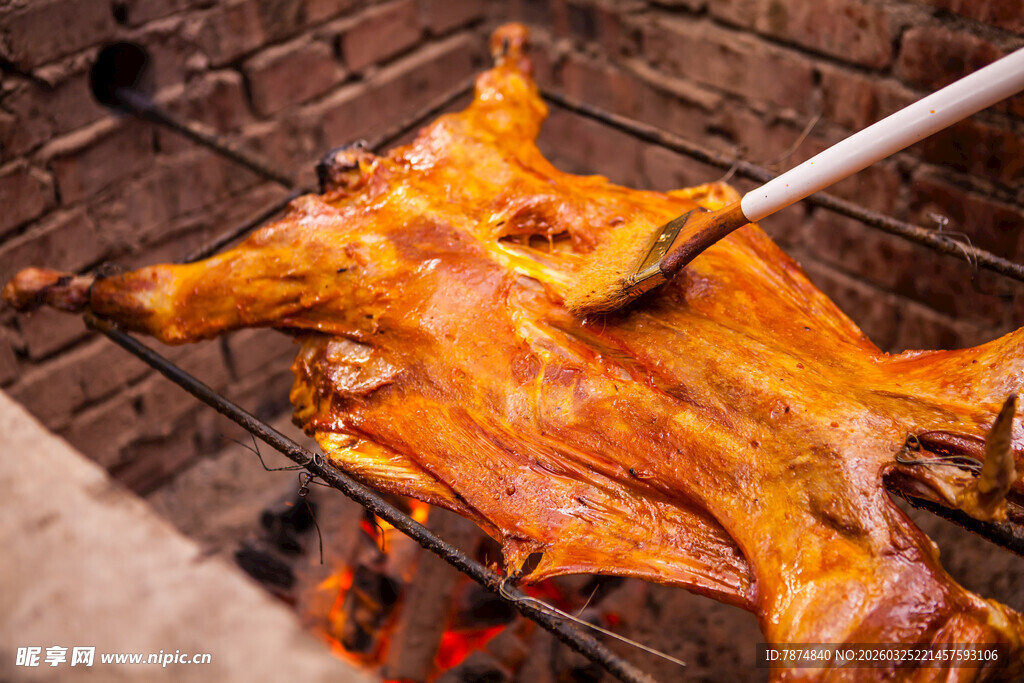 炭火烤制的美味金黄烤全羊