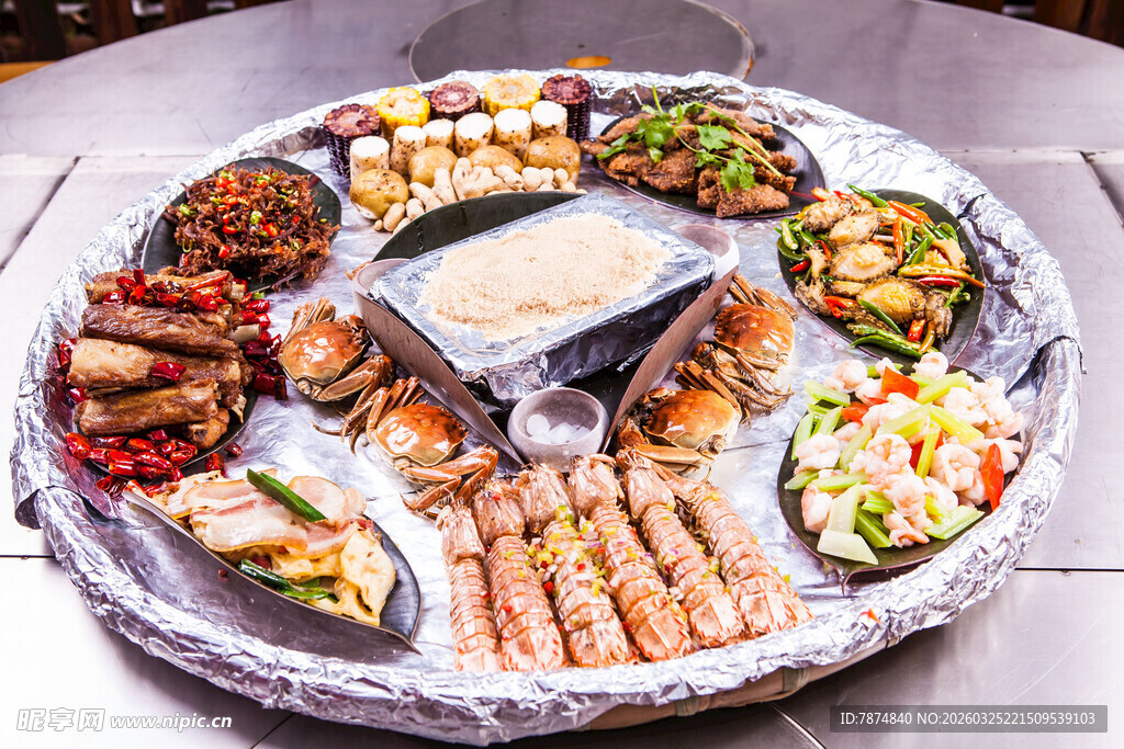 丰盛多样的美食拼盘