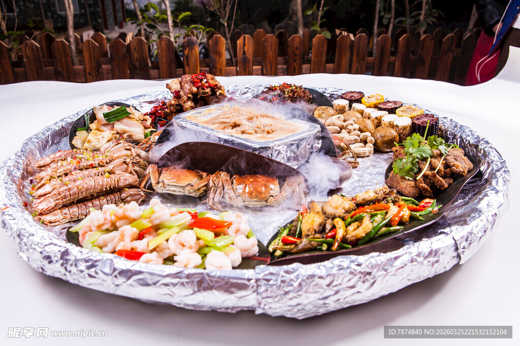 丰盛多样的特色美食拼盘