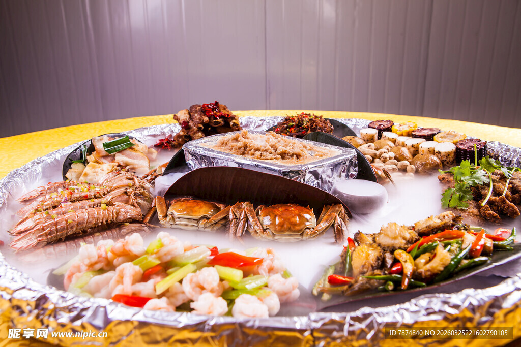 丰盛火锅美食拼盘