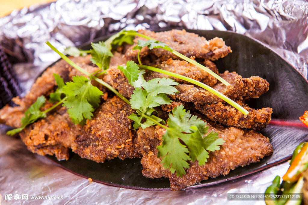 香酥炸鸡块配翠绿香菜