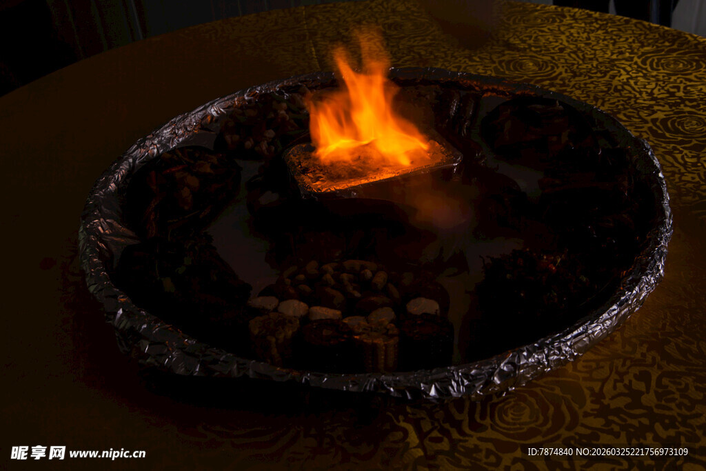 室内燃烧的圆形火盆