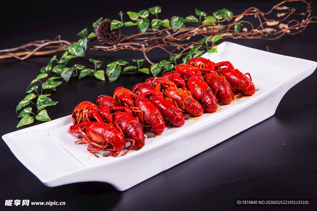 美味小龙虾摆盘精致