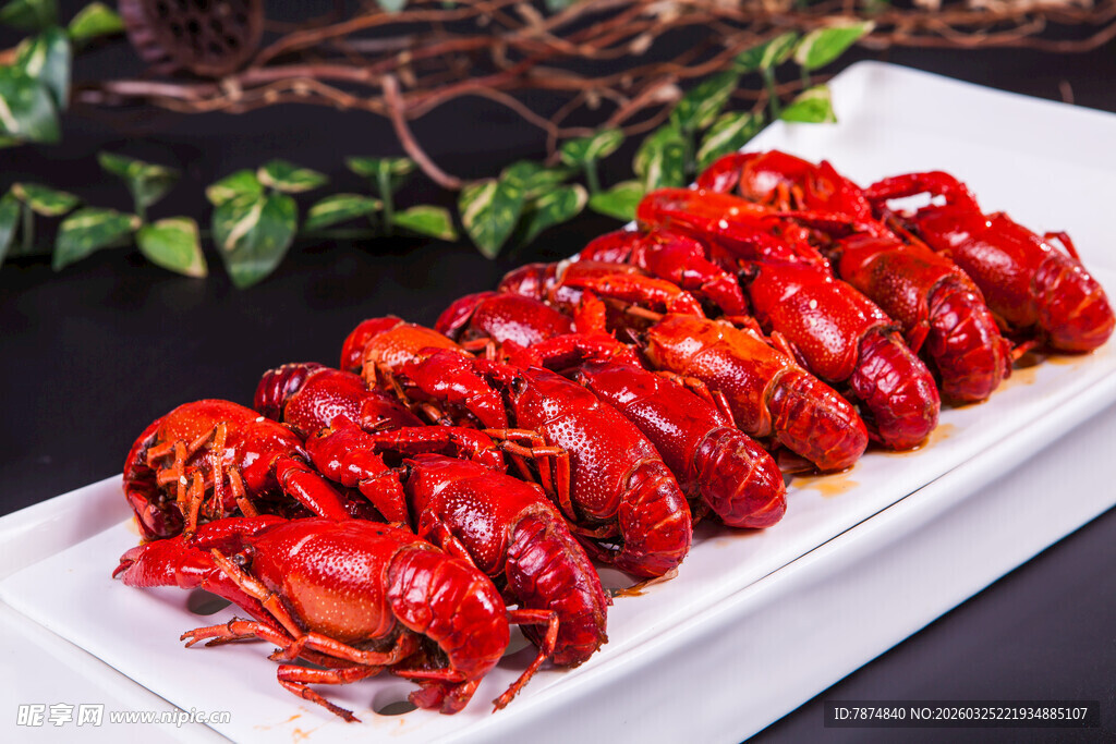 美味小龙虾整齐摆放在盘