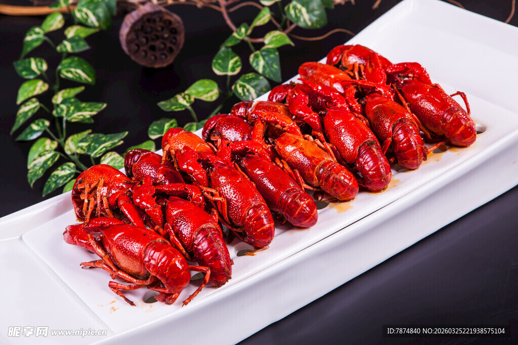 美味小龙虾整齐摆放在盘