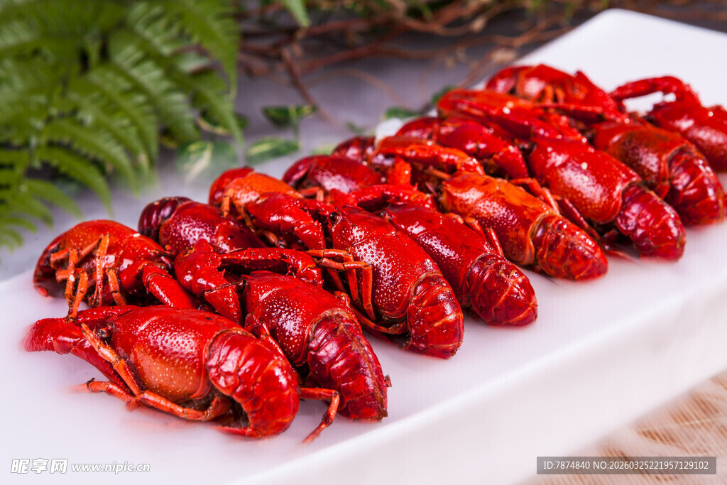 美味小龙虾整齐摆放在盘