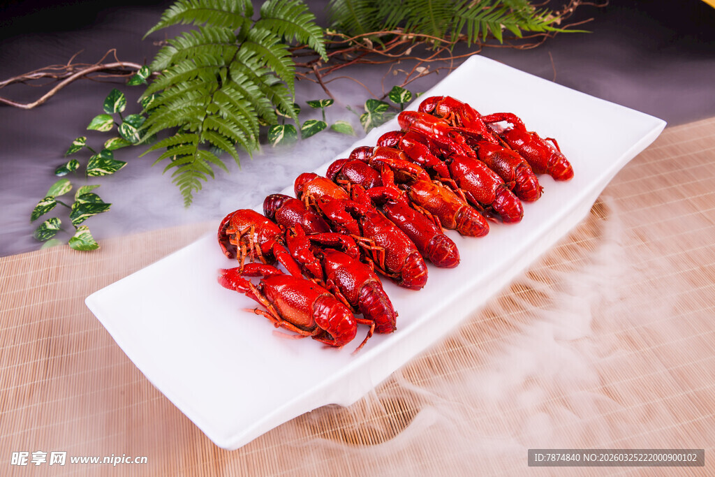美味小龙虾摆放在白盘上