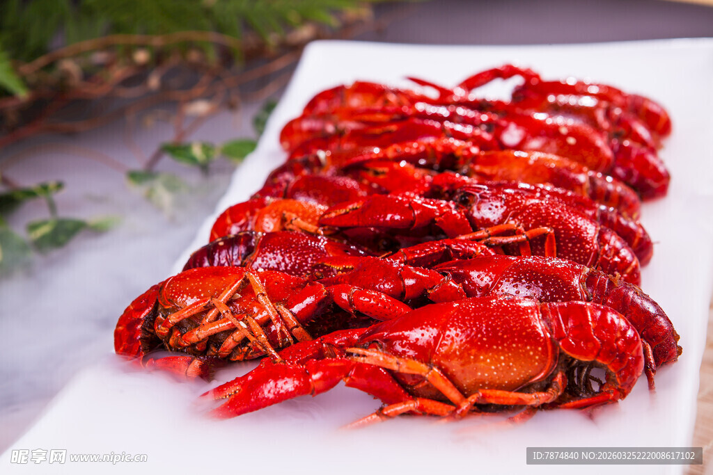 美味小龙虾整齐摆放在盘