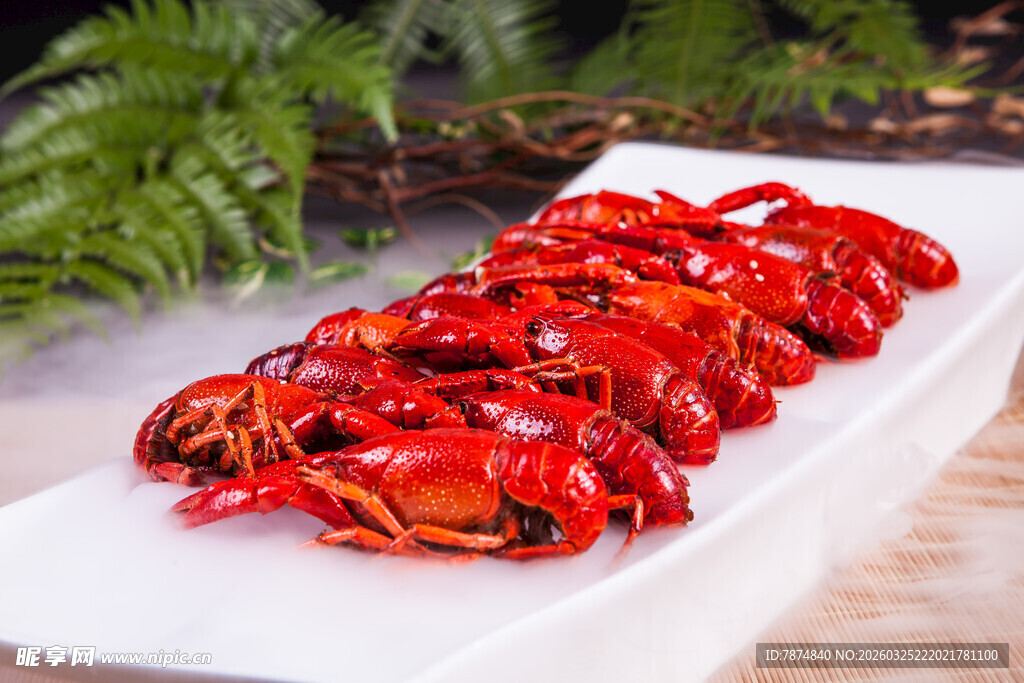 美味小龙虾整齐摆放在盘