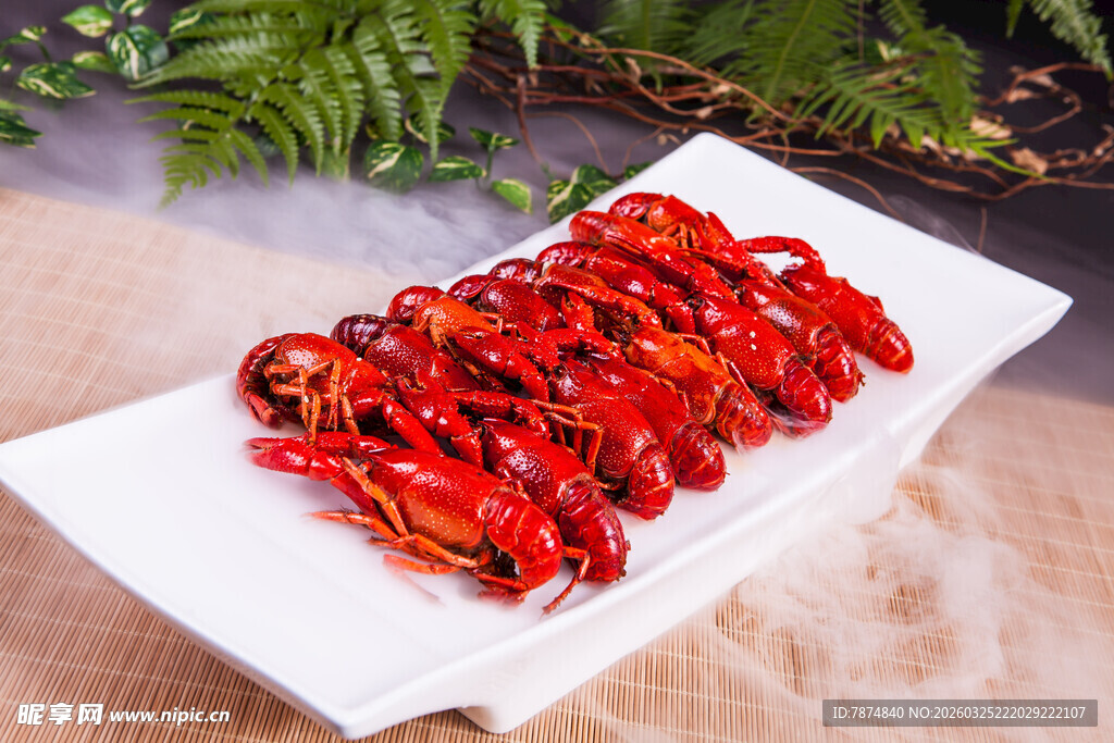 美味红辣椒摆放在白盘上