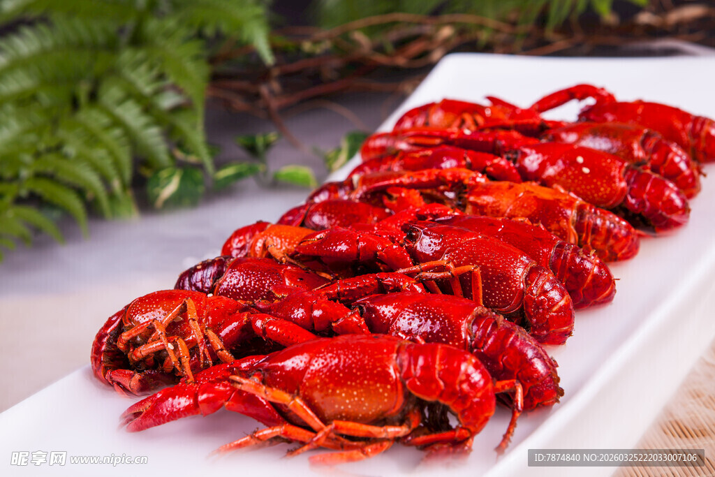 美味小龙虾整齐摆盘中