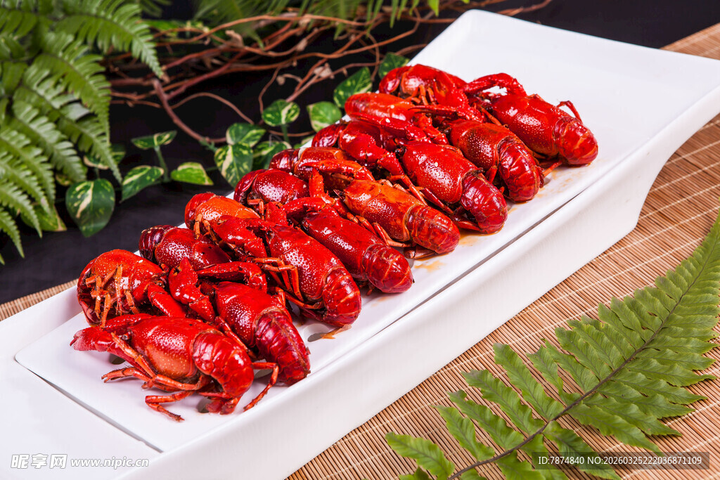 美味小龙虾摆放在白盘上