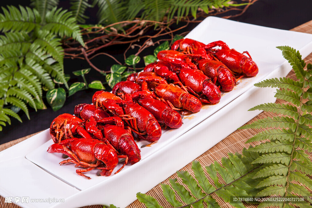 美味小龙虾摆放在白盘上