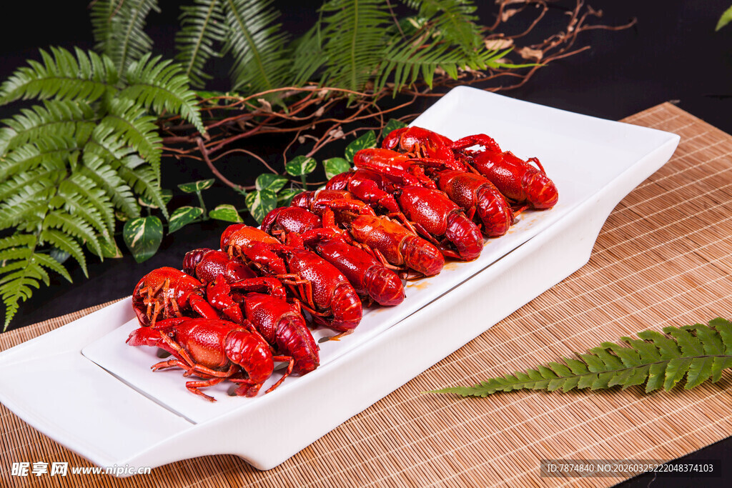美味小龙虾摆放在白盘上