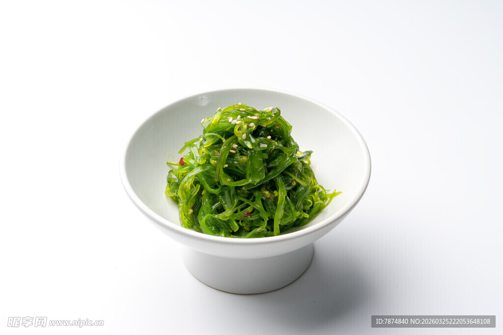 白色碗中翠绿海藻