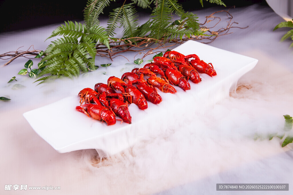 精致摆盘的美味小龙虾