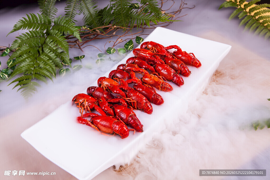 精致摆盘的美味小龙虾