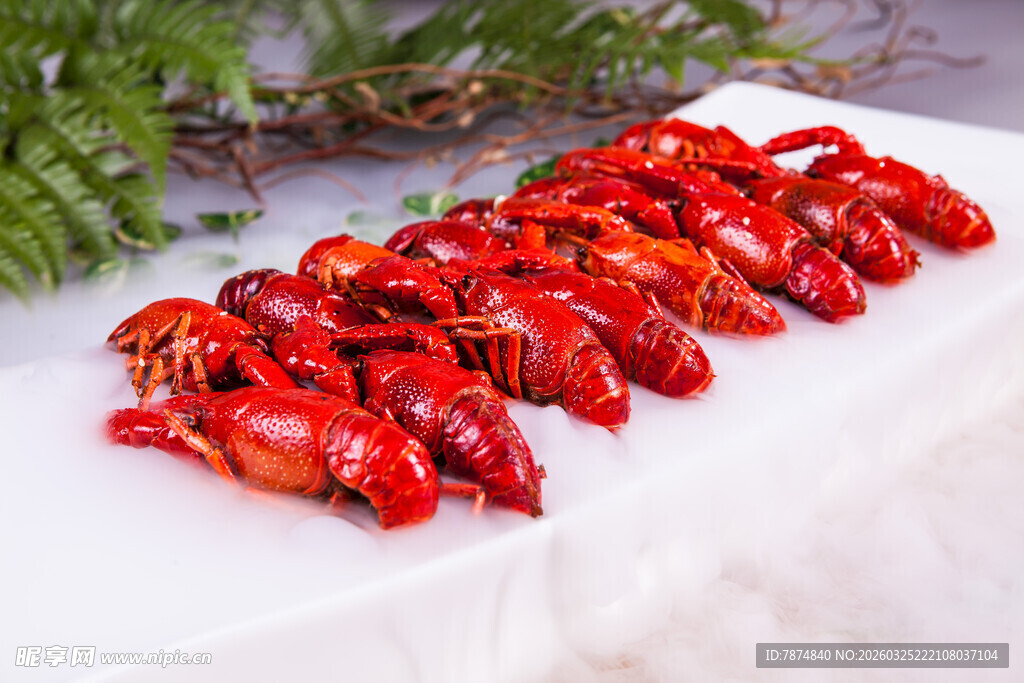 美味小龙虾整齐摆放在桌