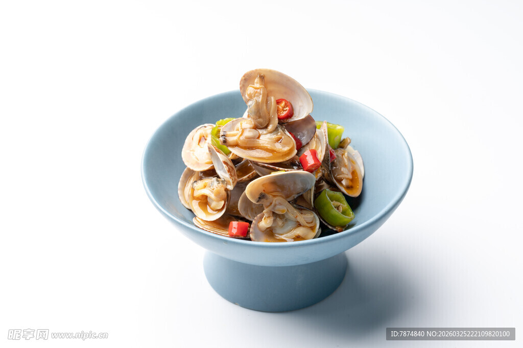 蓝色碗中的美味炒贝壳
