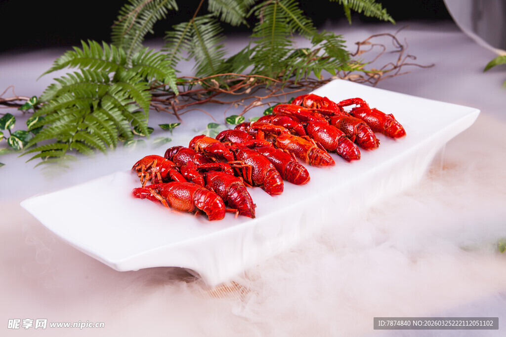 精致摆盘的美味小龙虾