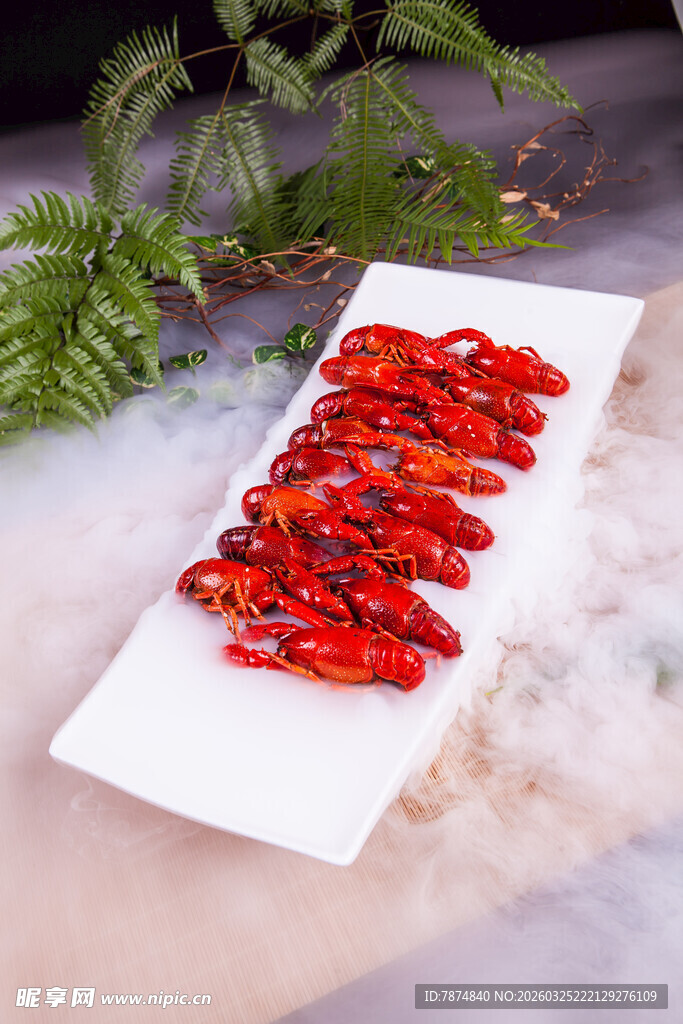 白盘上的鲜红小龙虾