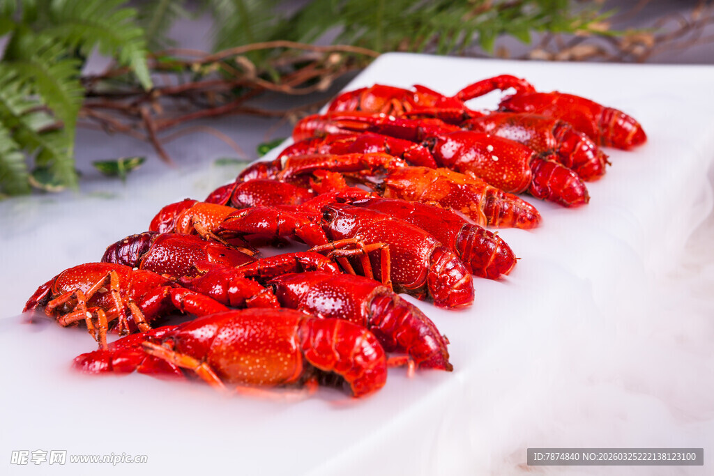 美味小龙虾整齐摆放在盘