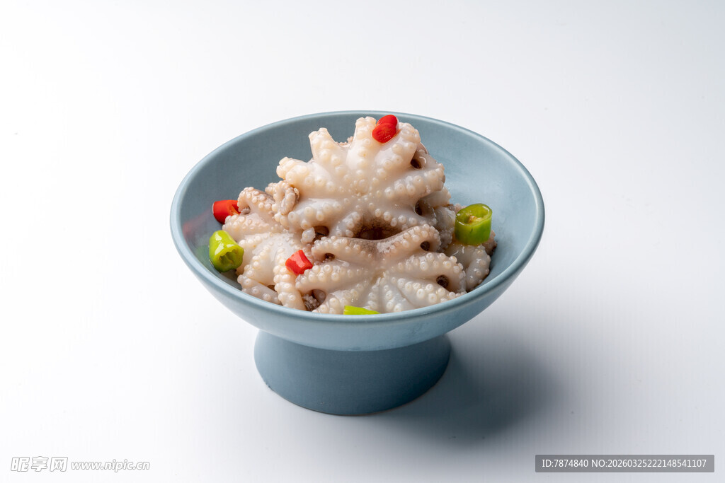 蓝色碗中的美味小鱿鱼