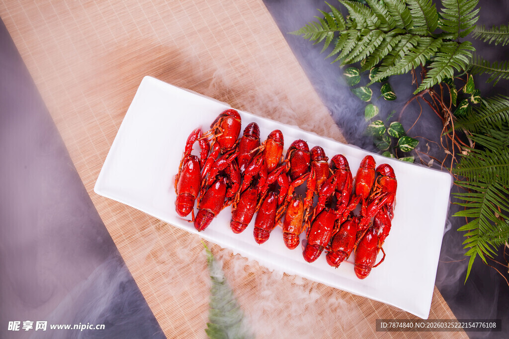 一盘鲜红小龙虾