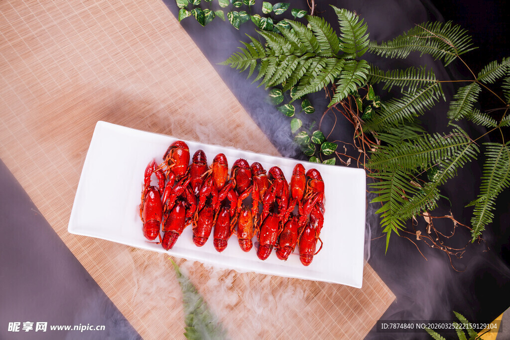 小龙虾整齐摆放在盘中