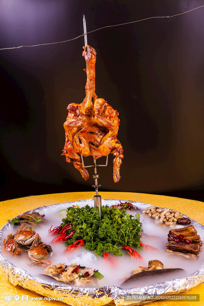 创意悬挂式烤鸡美食展示