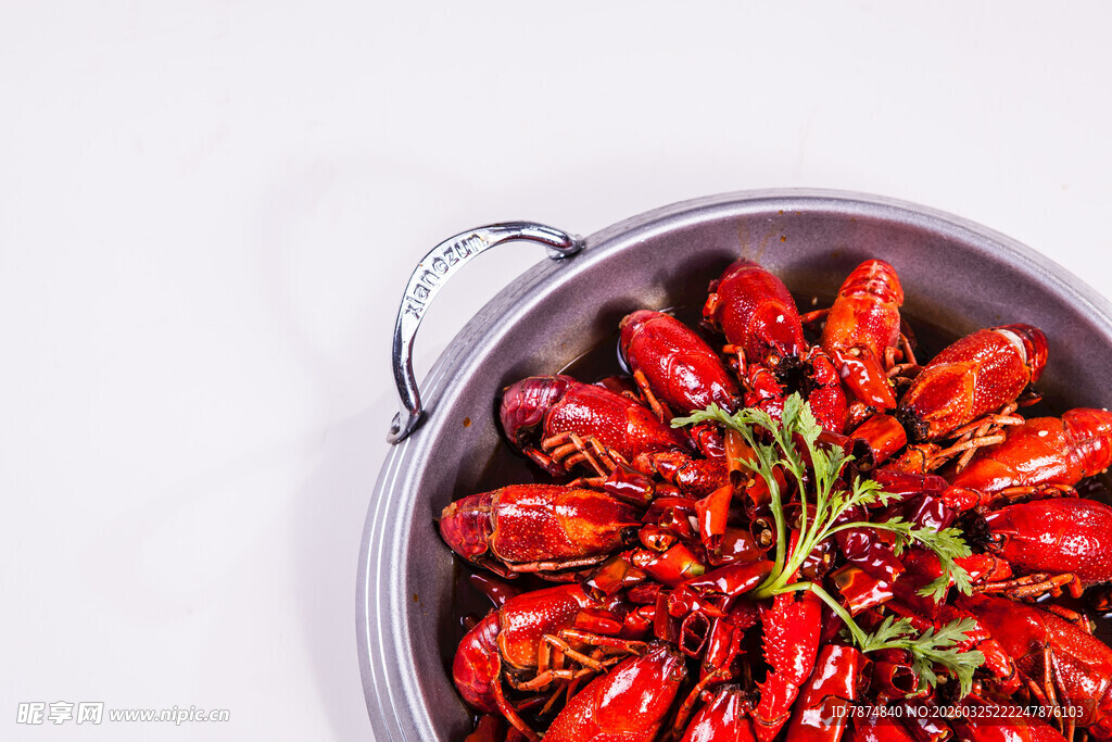 盆中鲜红饱满的小龙虾