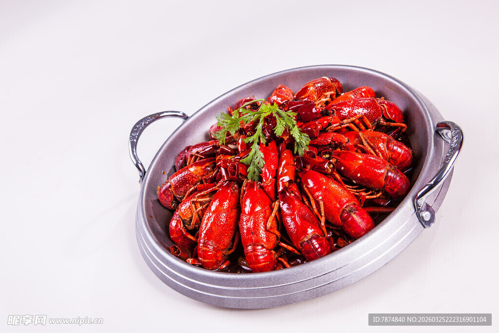 美味小龙虾盛于金属容器中