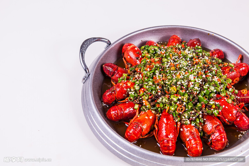 香辣诱人锅中小龙虾