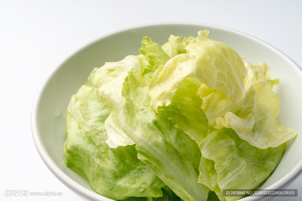 白碗中的鲜嫩生菜