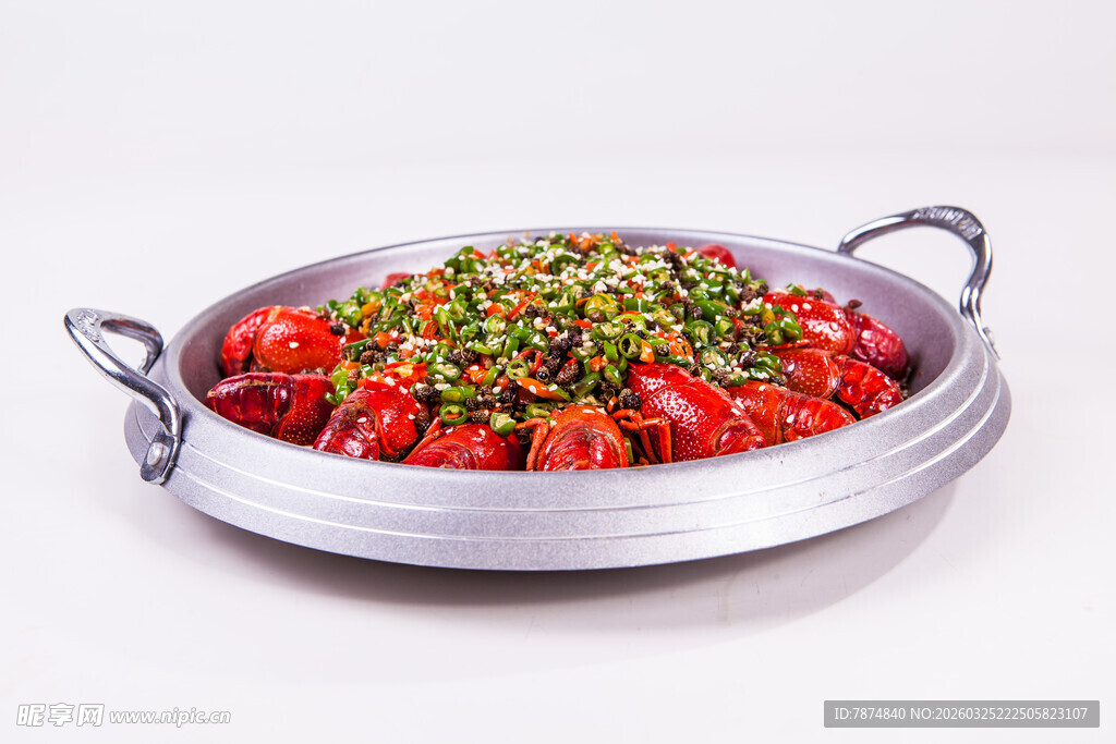 银盘盛美味小龙虾