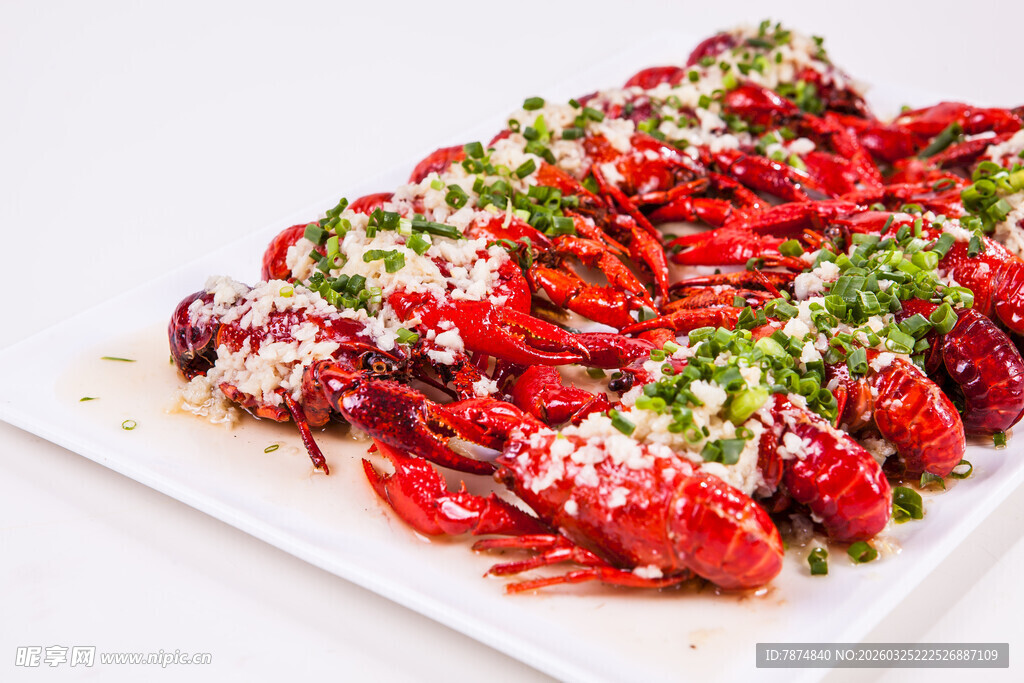 美味蒜蓉小龙虾摆盘精致