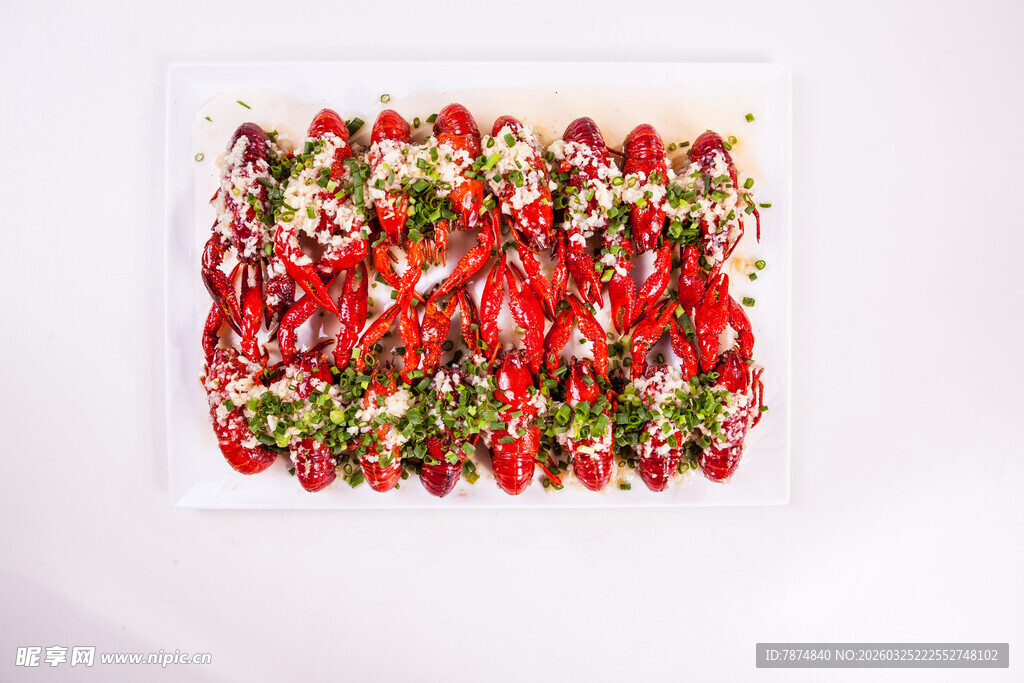 草莓装饰的精美食物拼盘