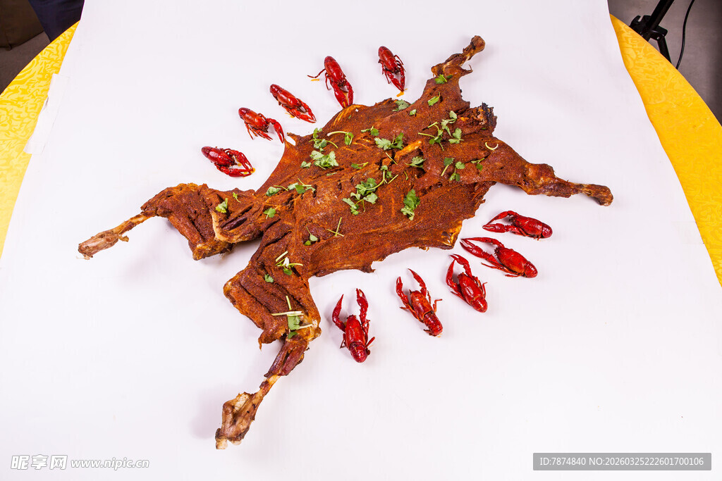 美味烤全羊 诱人小龙虾点缀