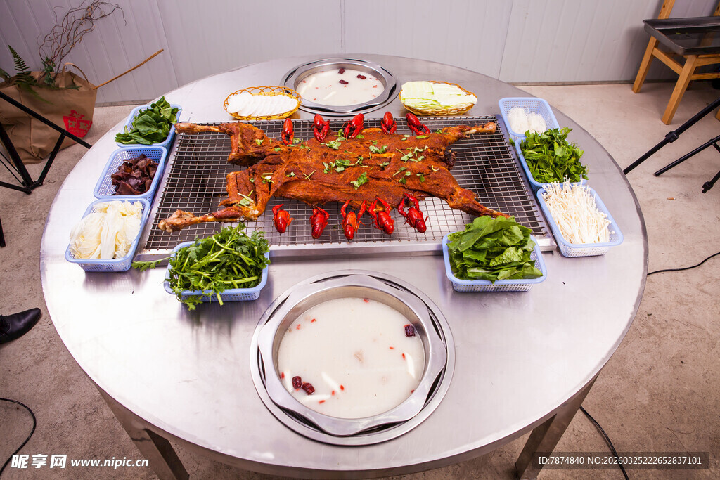 丰盛烤全羊大餐摆上圆桌