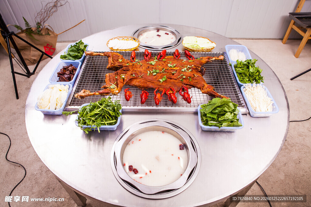 丰盛海鲜大餐摆于圆桌