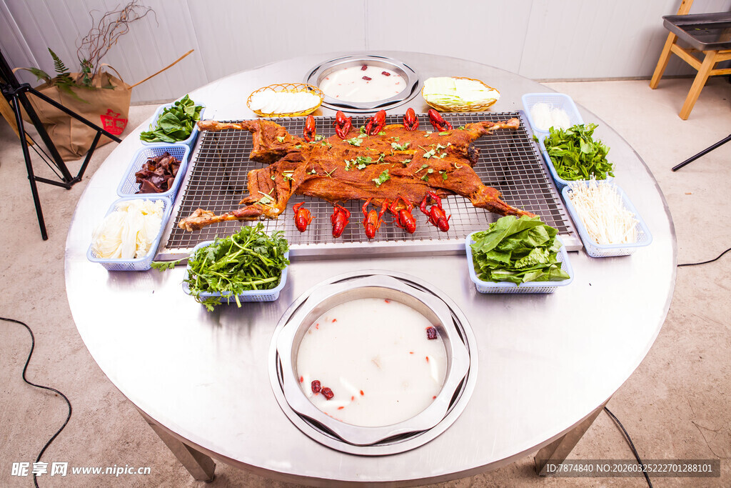丰盛烤全羊大餐摆于圆桌
