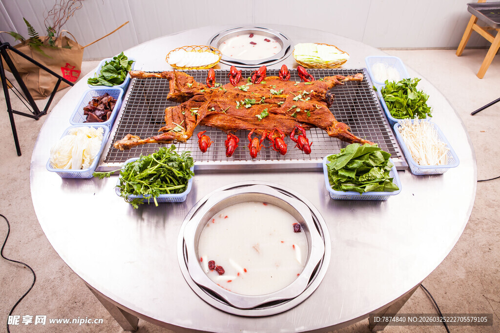 丰盛烤全羊大餐摆上圆桌