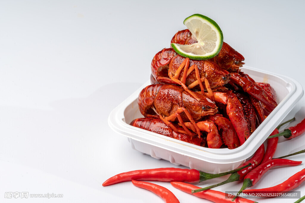 美味香辣小龙虾配青柠
